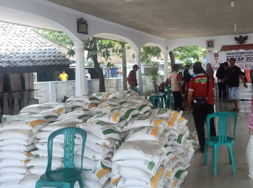 Pendistribusian Beras BP – BCP di Desa Gabuswetan lancar